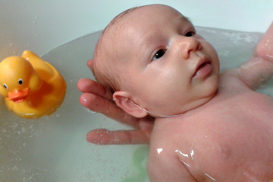 Bañar a un bebé activa sus sentidos y favorece su desarrollo