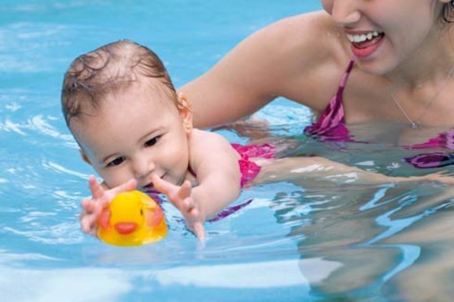 Bebés en la piscina. Recomendaciones y consejos.