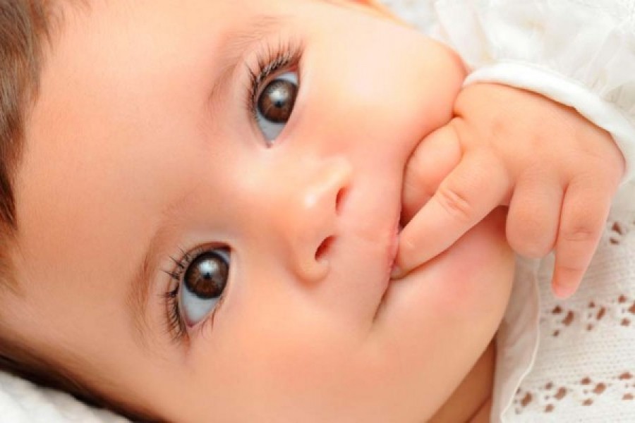 Mi bebé de 3 meses se chupa las manos ¿Es contraproducente?