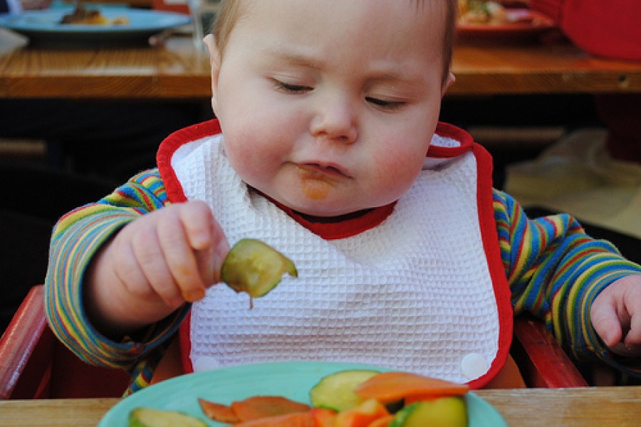 Baby-led weaning o alimentación complementaria a demanda.